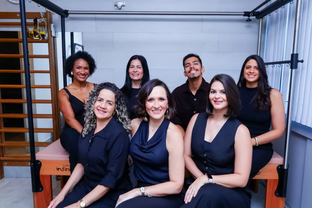 Equipe de fisioterapeutas da Fisions reunida no estúdio de pilates da clínica